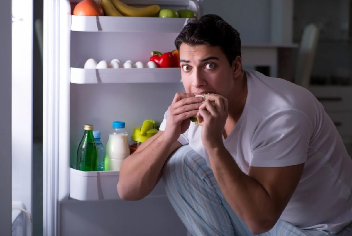 Uomo che mangia di notte