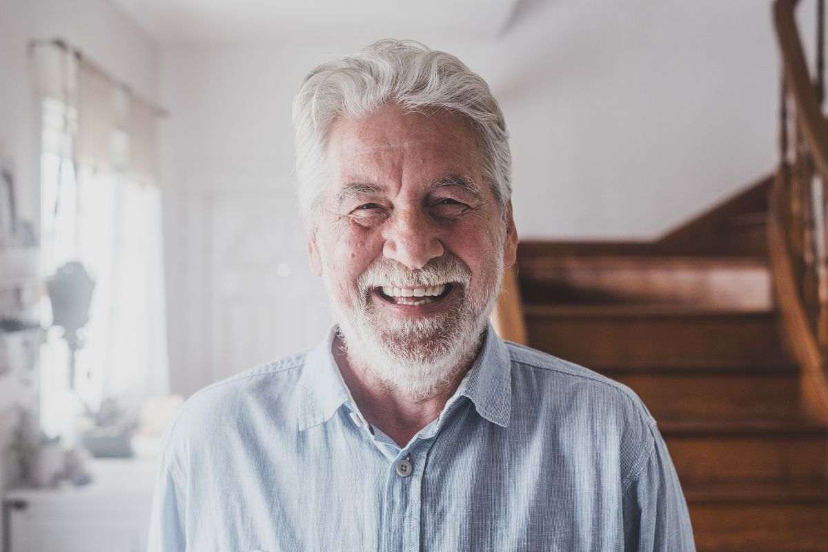 Uomo di una certa età sorridente