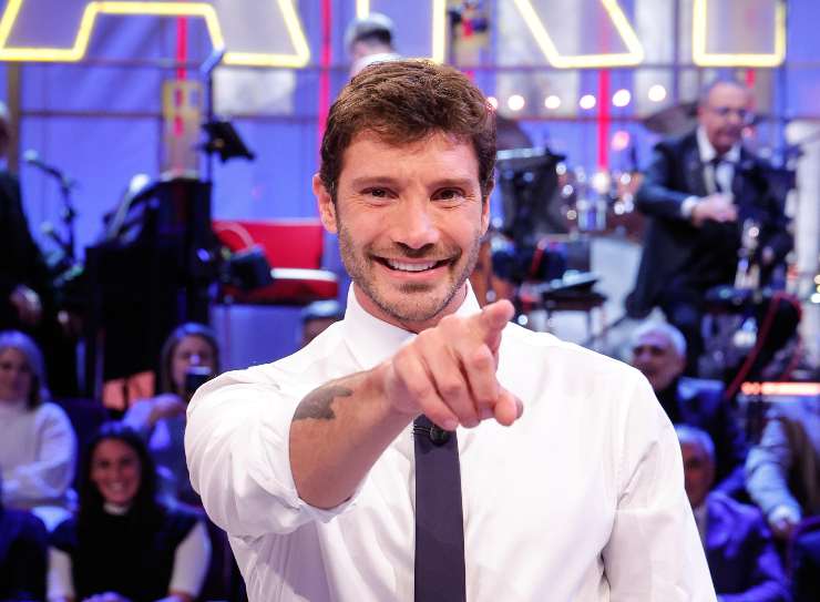 stefano de martino indica in camera