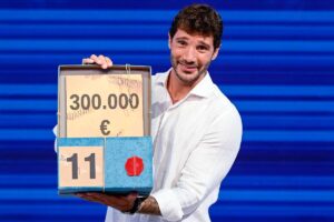 stefano de martino apre un pacco di affari tuoi