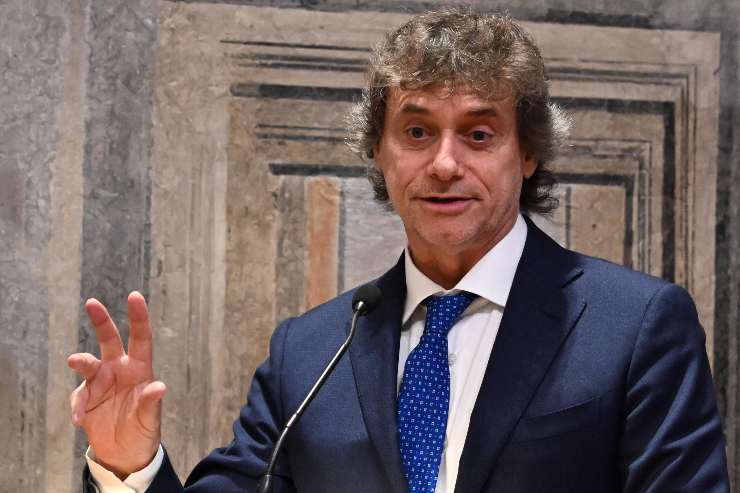 alberto angela parla al microfono
