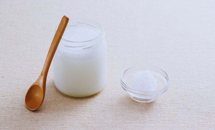 yogurt in un vasetto col cucchiaio di legno