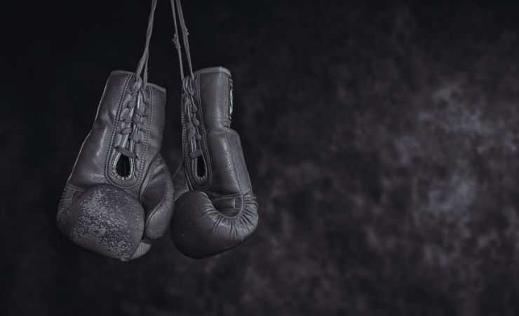 guanti da boxe appesi