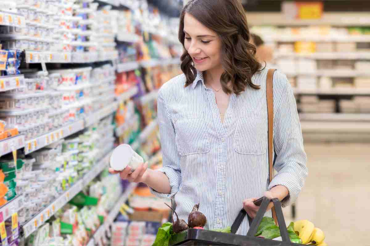 donna al supermercato compra lo yogurt