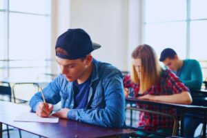 ragazzi che fanno l'esame