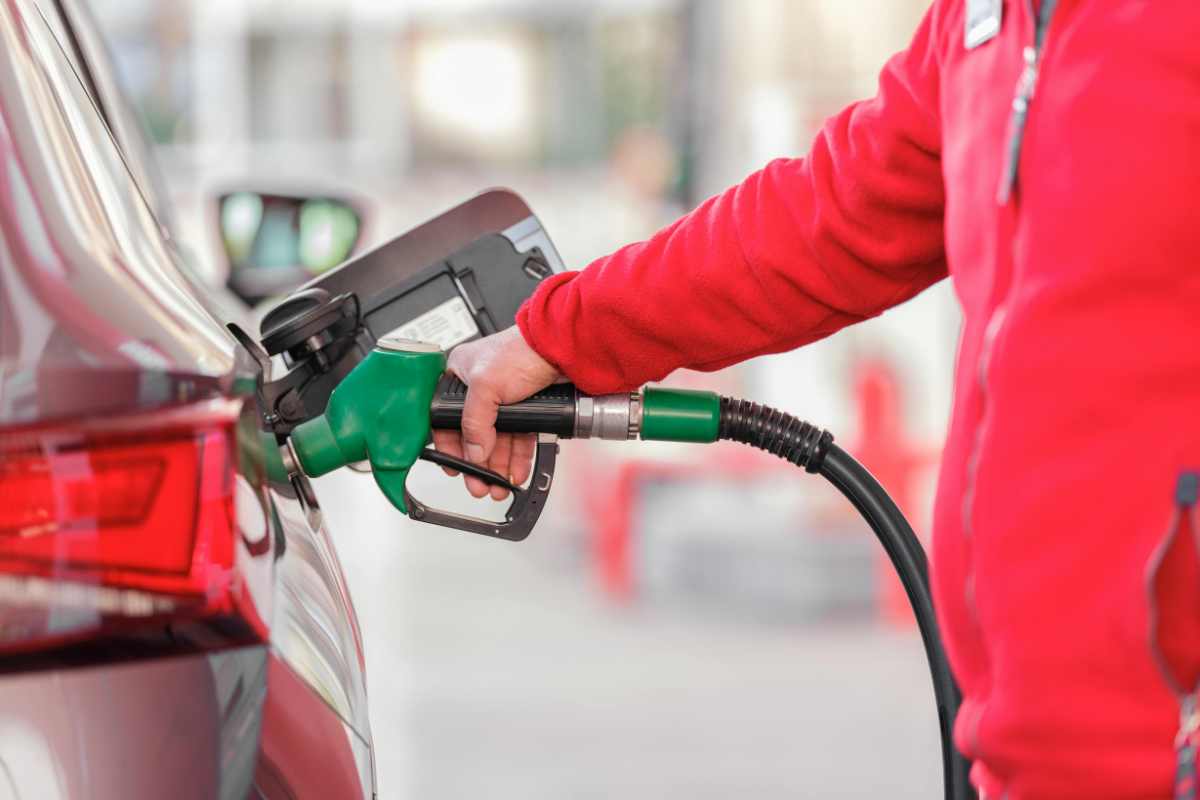 fare benzina