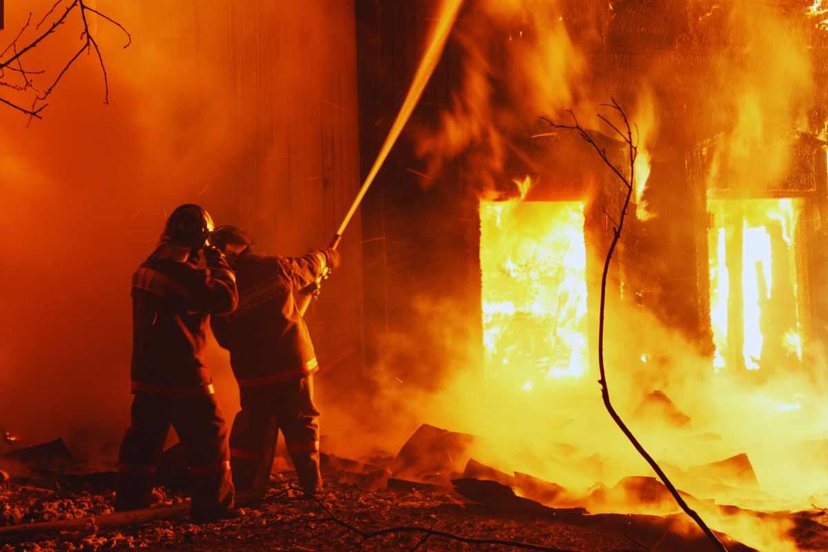 Incendio in un centro commerciale: più di 60 morti