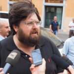 mario adinolfi ai microfoni