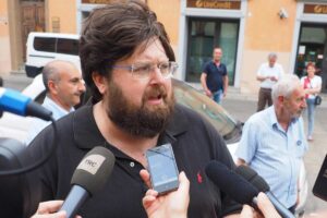 mario adinolfi ai microfoni