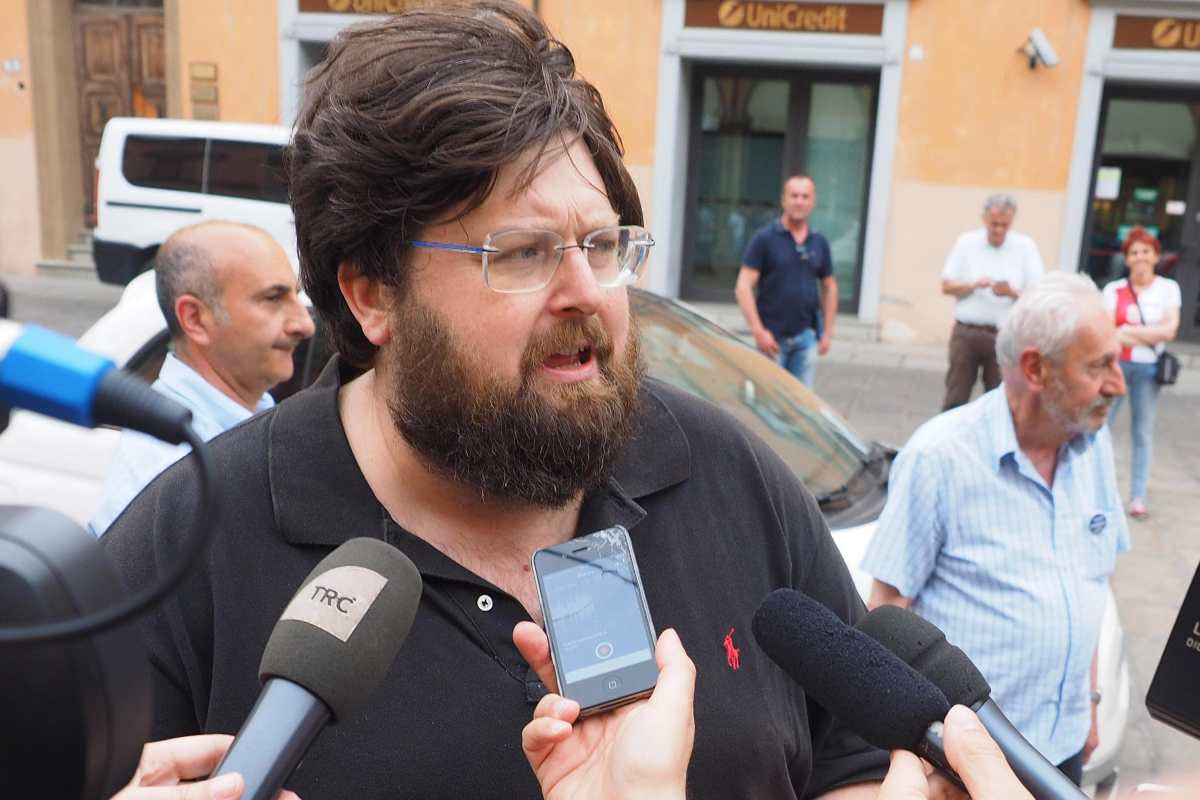 mario adinolfi ai microfoni
