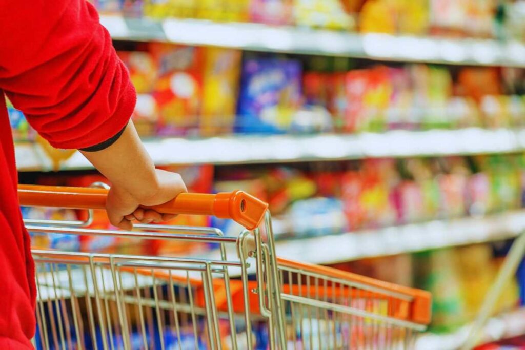 persona col carrello al supermercato