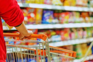 persona col carrello al supermercato