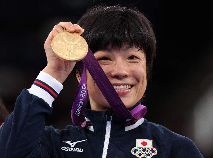 atleta con medaglia d'oro