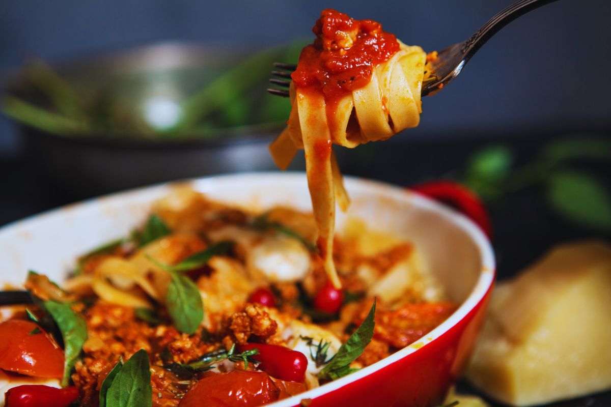 una forchettata di un piatto di fettuccine