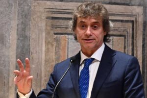 aberto angela parla al microfono
