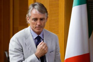 roberto mancini si sistema la cravatta