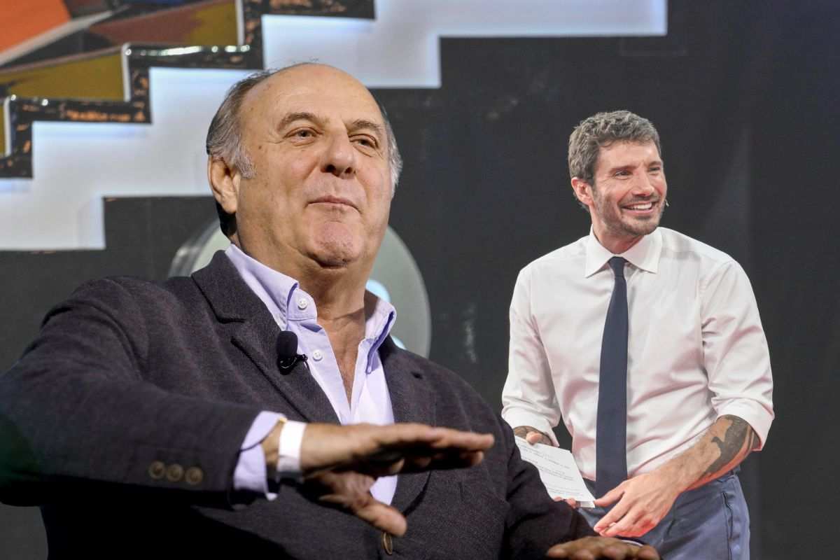 gerry scotti fa un gesto e stefano de martino ride