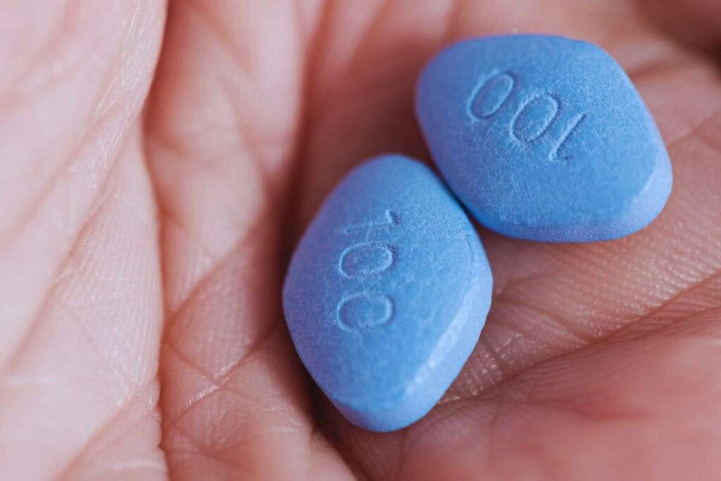 due pillole di viagra in mano