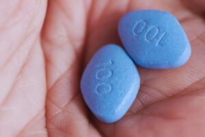 due pillole di viagra in mano